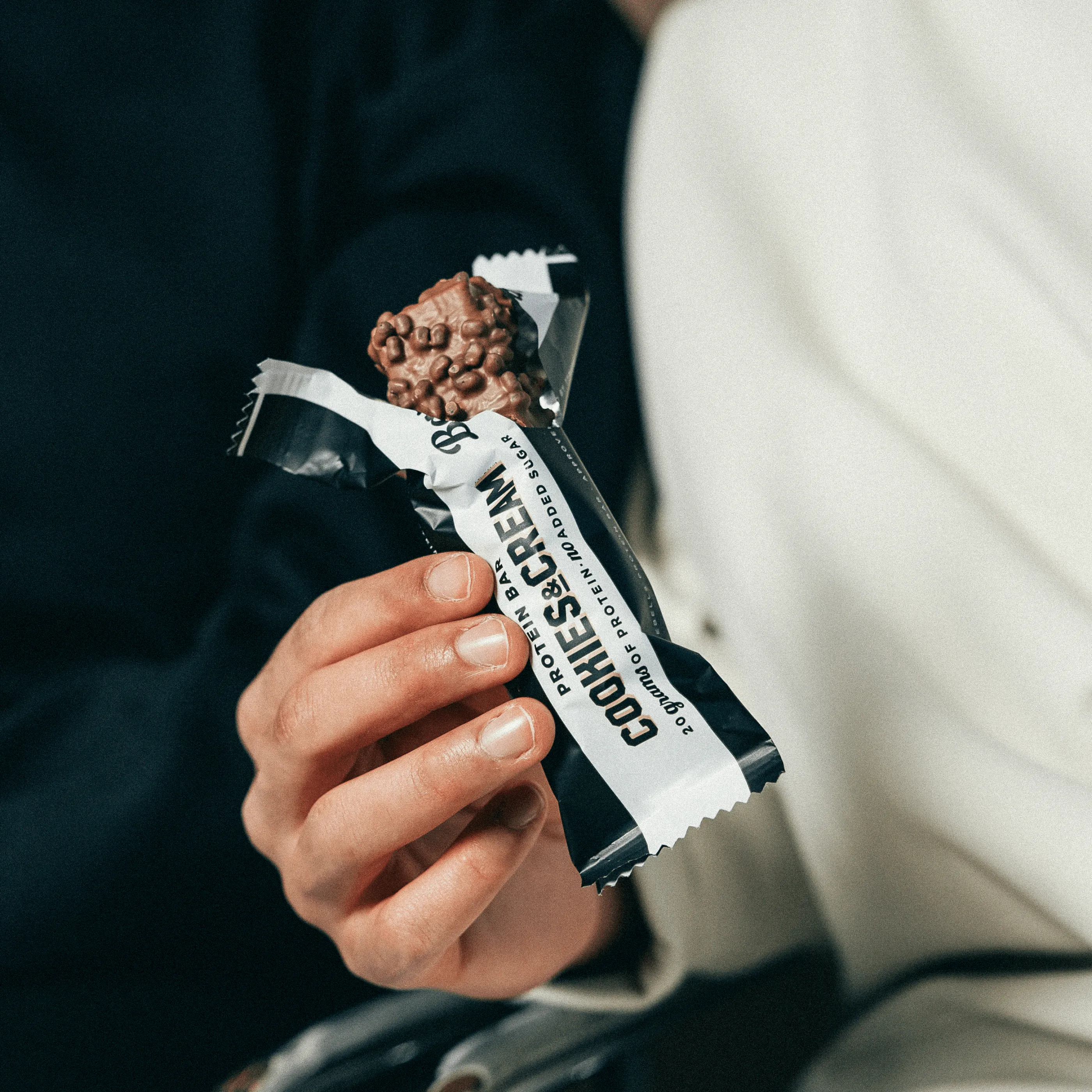 Barebells Cookies & Cream Bar tweede productfoto.
